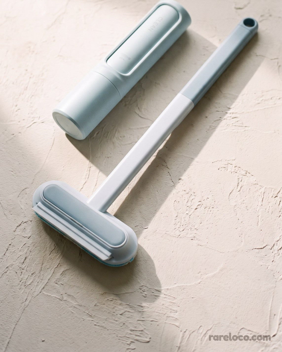 Hair removal brush with its handle, on a worktop