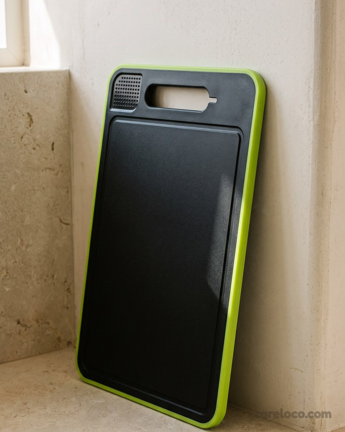 Cutting board standing on a kitchen worktop