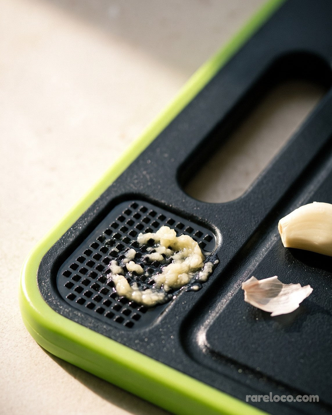 Close-up of the grinding teeth with crushed garlic
