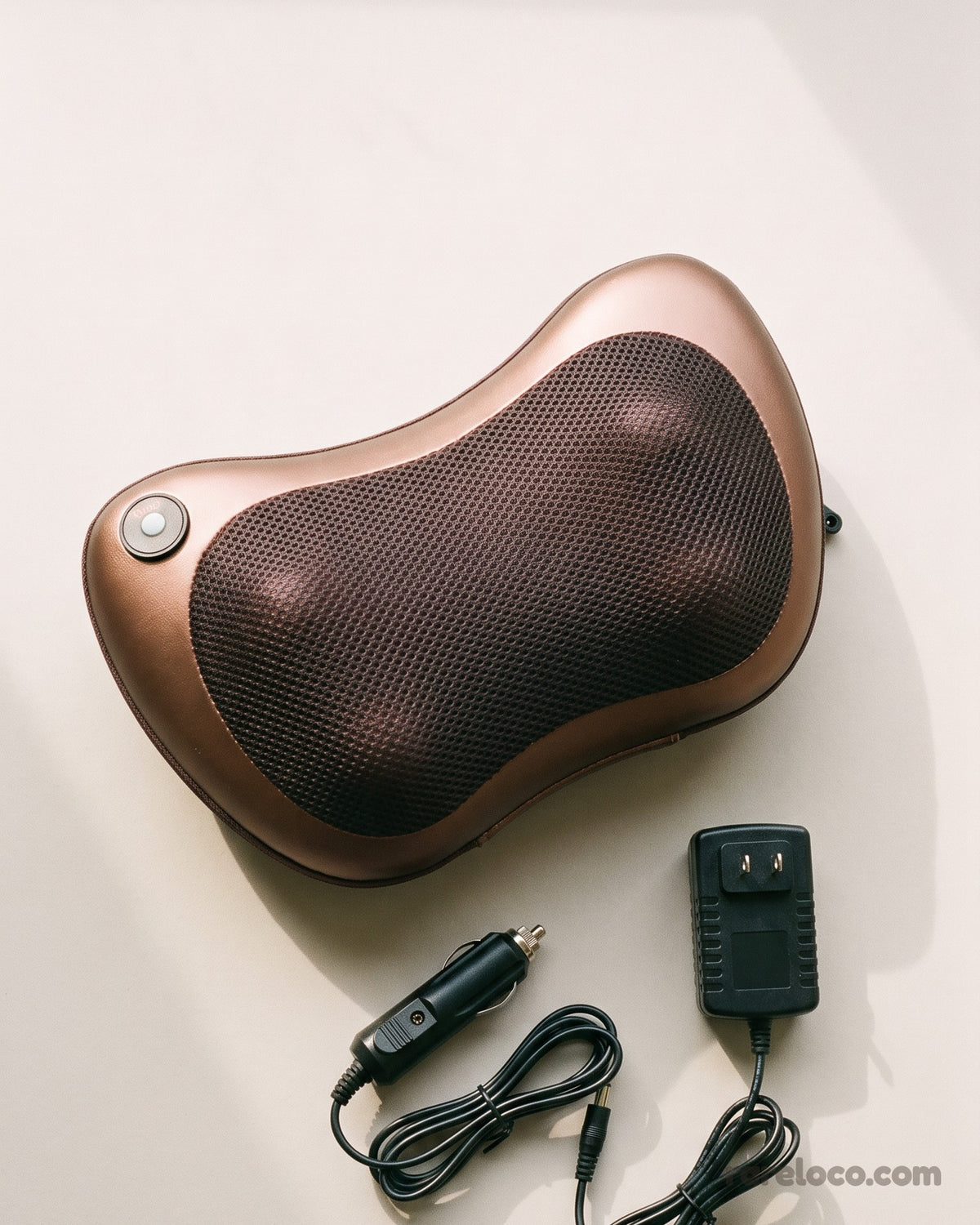 What comes in the box: the pillow, a mains adapter and a car adapter