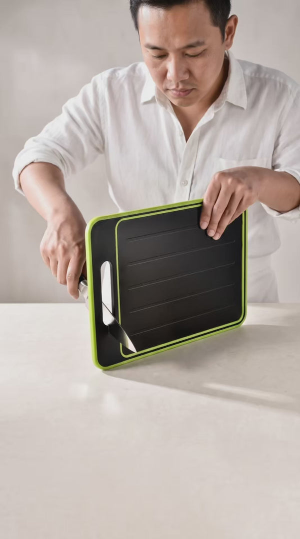 The 4-in-1 cutting board in use: chopping, grinding, defrosting